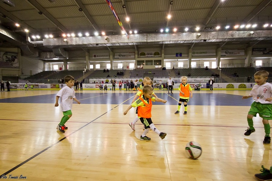 Turniej piłkarski w Arenie Sanok. Pierwsze strzelone bramki i ogromna radość małych zawodników