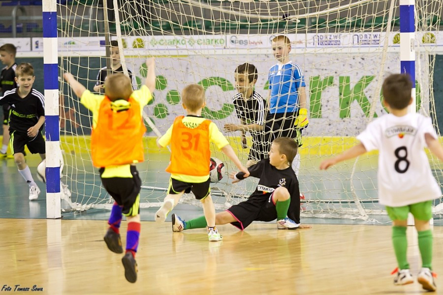 Turniej piłkarski w Arenie Sanok. Pierwsze strzelone bramki i ogromna radość małych zawodników
