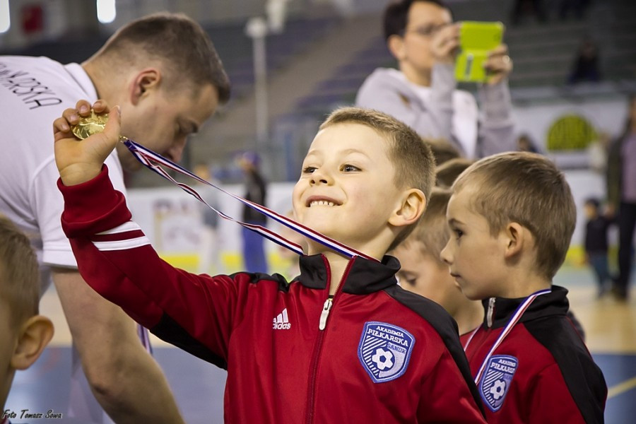 Turniej piłkarski w Arenie Sanok. Pierwsze strzelone bramki i ogromna radość małych zawodników