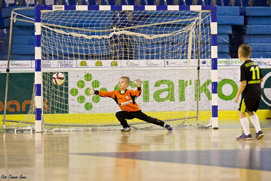 Turniej piłkarski w Arenie Sanok. Pierwsze strzelone bramki i ogromna radość małych zawodników
