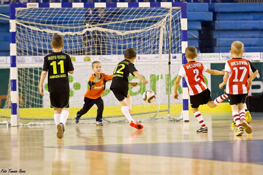Turniej piłkarski w Arenie Sanok. Pierwsze strzelone bramki i ogromna radość małych zawodników