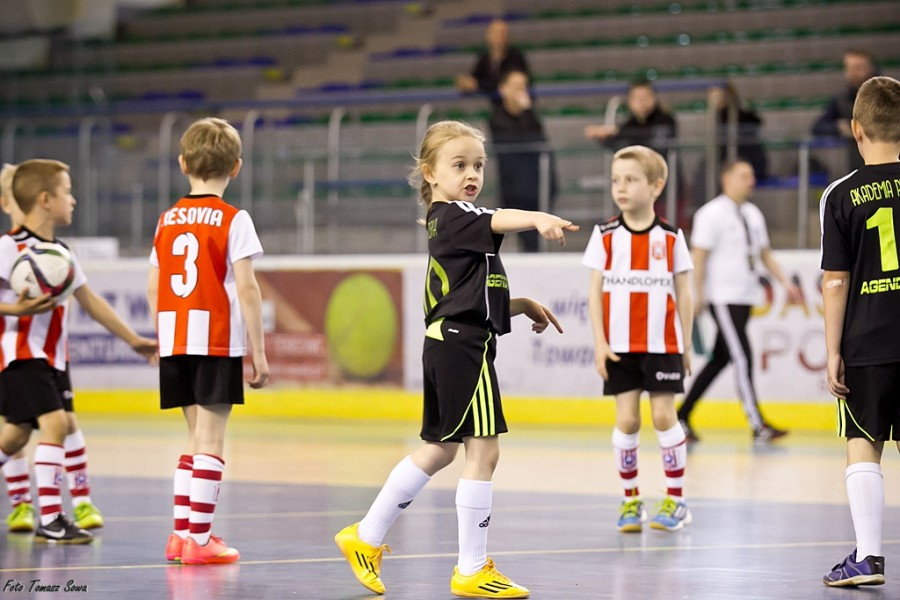 Turniej piłkarski w Arenie Sanok. Pierwsze strzelone bramki i ogromna radość małych zawodników