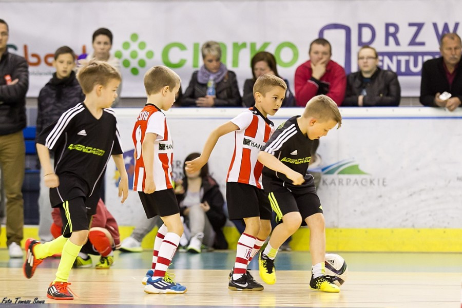 Turniej piłkarski w Arenie Sanok. Pierwsze strzelone bramki i ogromna radość małych zawodników