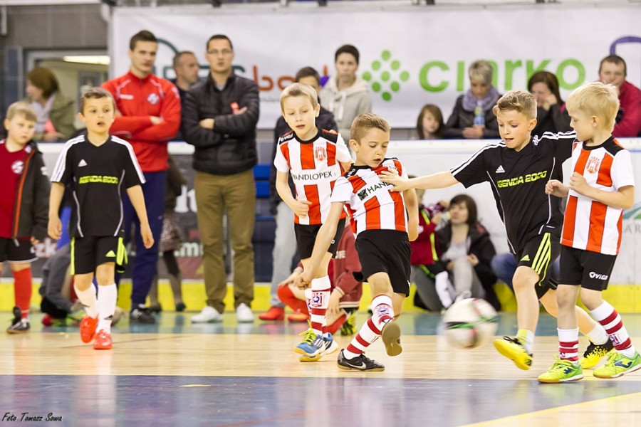 Turniej piłkarski w Arenie Sanok. Pierwsze strzelone bramki i ogromna radość małych zawodników