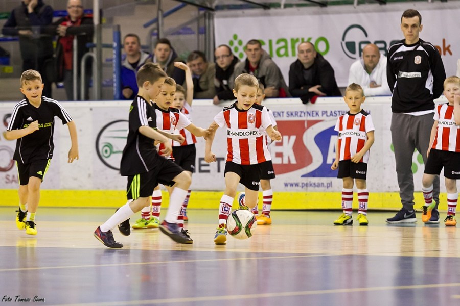 Turniej piłkarski w Arenie Sanok. Pierwsze strzelone bramki i ogromna radość małych zawodników