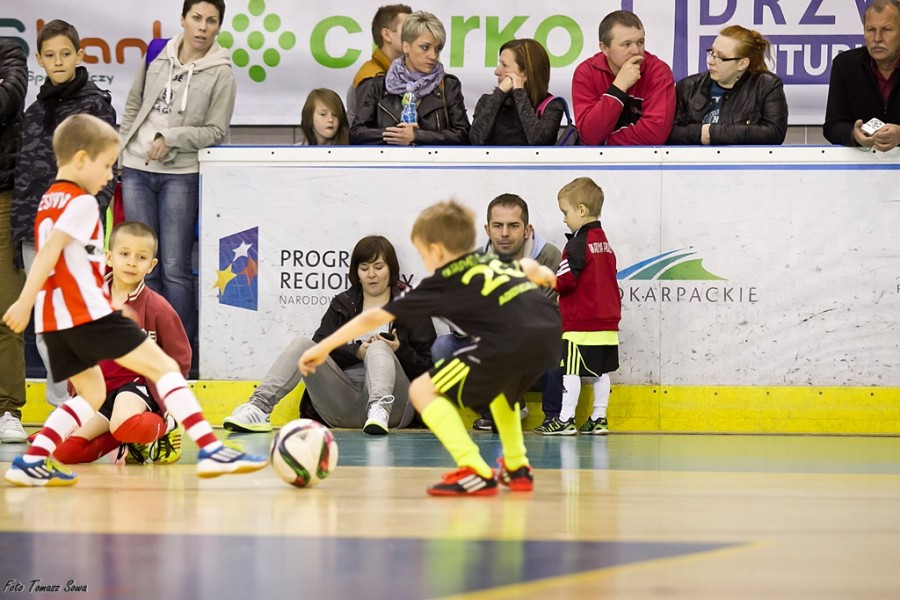 Turniej piłkarski w Arenie Sanok. Pierwsze strzelone bramki i ogromna radość małych zawodników