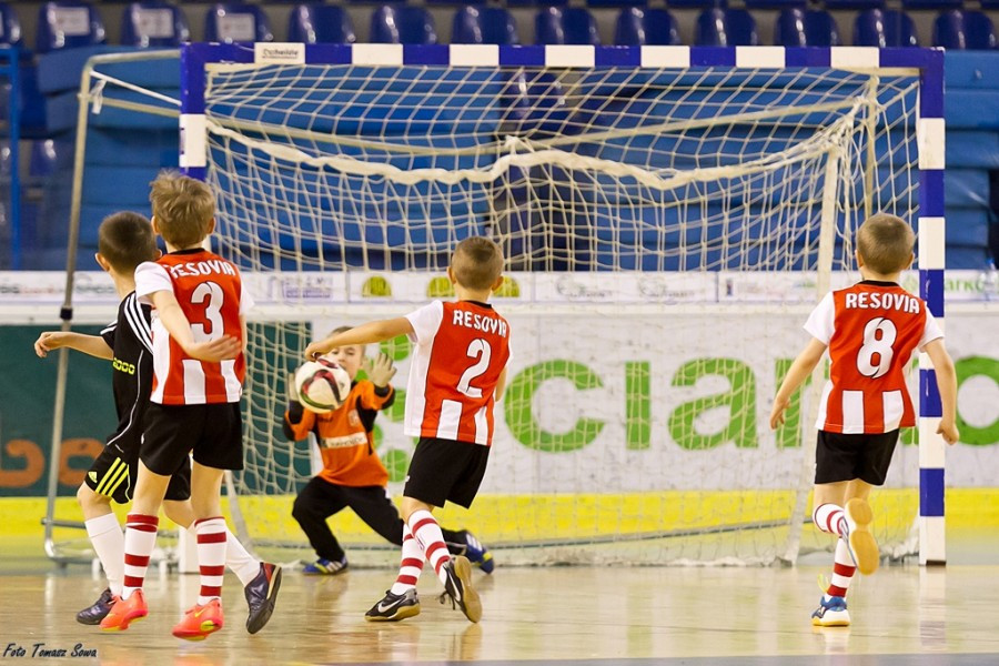 Turniej piłkarski w Arenie Sanok. Pierwsze strzelone bramki i ogromna radość małych zawodników