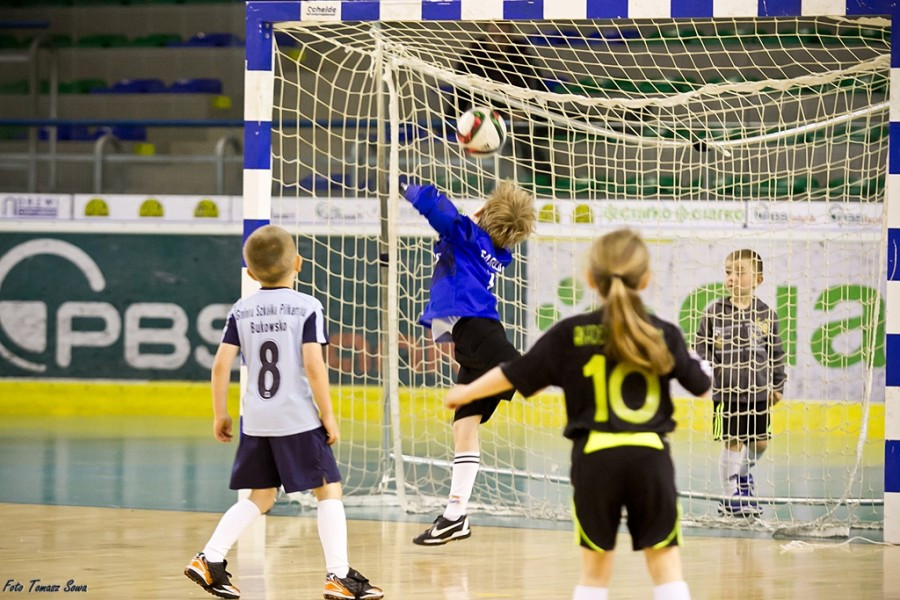 Turniej piłkarski w Arenie Sanok. Pierwsze strzelone bramki i ogromna radość małych zawodników