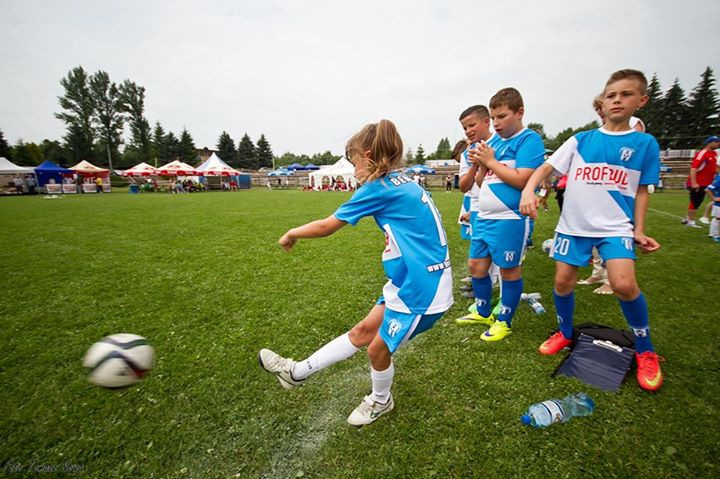 Dzięki 200 młodym piłkarzom stadion znowu tętnił życiem