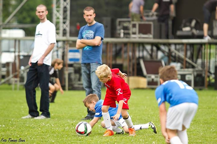 Dzięki 200 młodym piłkarzom stadion znowu tętnił życiem