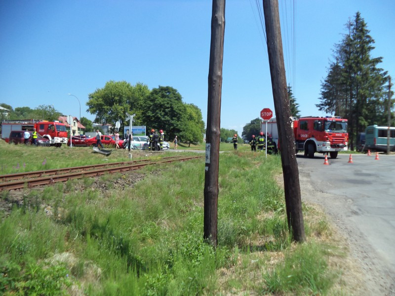 AKTUALIZACJA. Wypadek na Dąbrówce. Osobówka wjechała pod szynobus