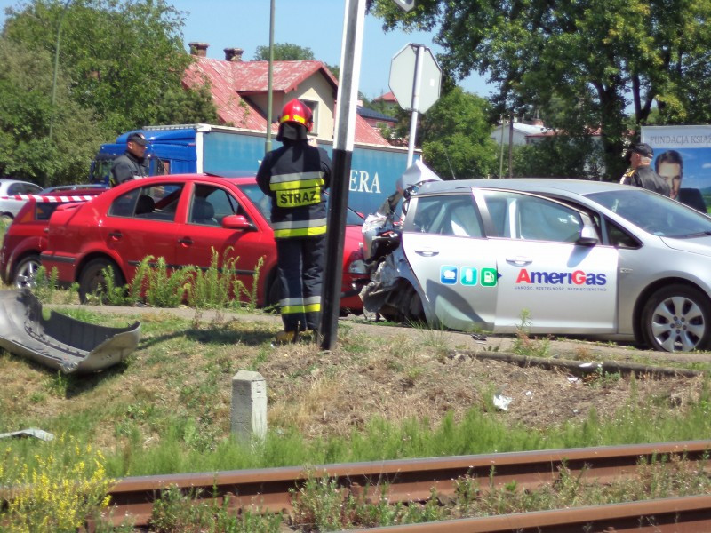 AKTUALIZACJA. Wypadek na Dąbrówce. Osobówka wjechała pod szynobus