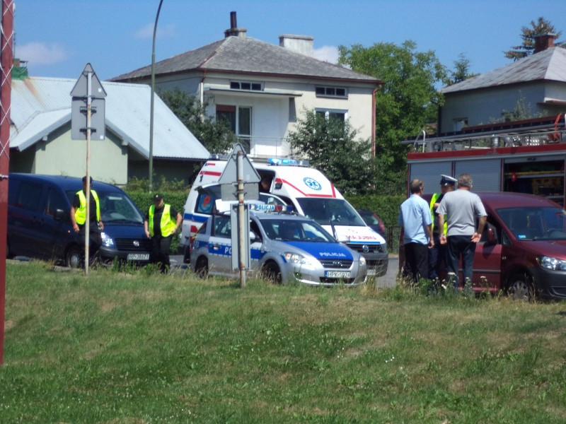 AKTUALIZACJA. Wypadek na Dąbrówce. Osobówka wjechała pod szynobus