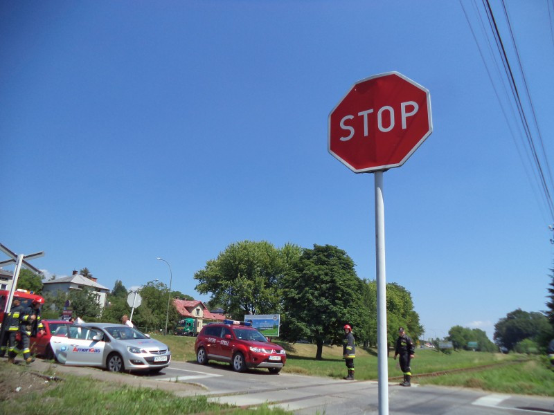 AKTUALIZACJA. Wypadek na Dąbrówce. Osobówka wjechała pod szynobus