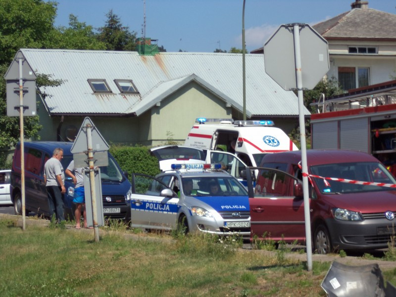 AKTUALIZACJA. Wypadek na Dąbrówce. Osobówka wjechała pod szynobus