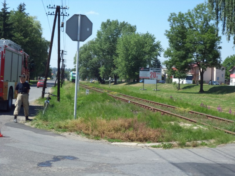 AKTUALIZACJA. Wypadek na Dąbrówce. Osobówka wjechała pod szynobus