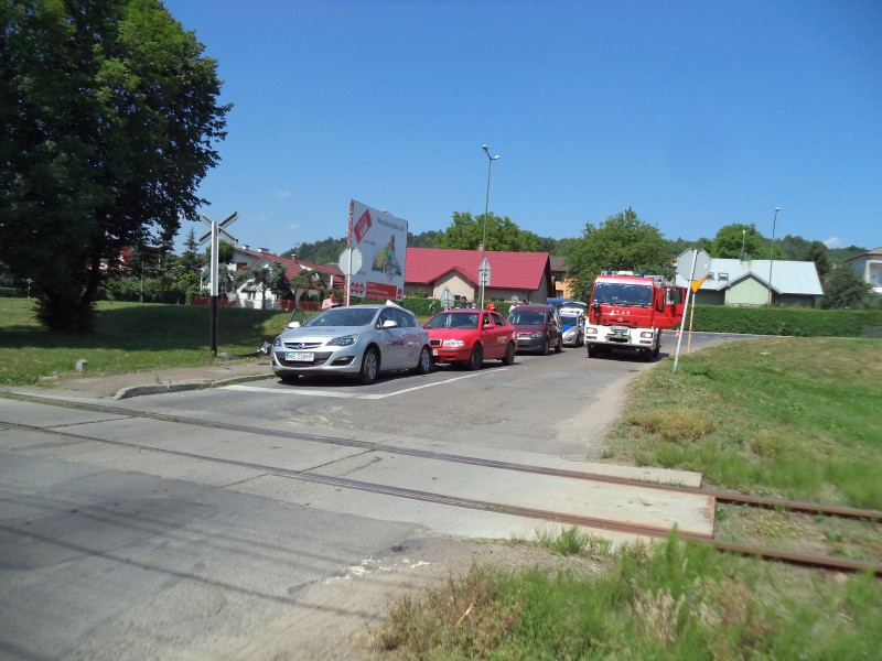 AKTUALIZACJA. Wypadek na Dąbrówce. Osobówka wjechała pod szynobus