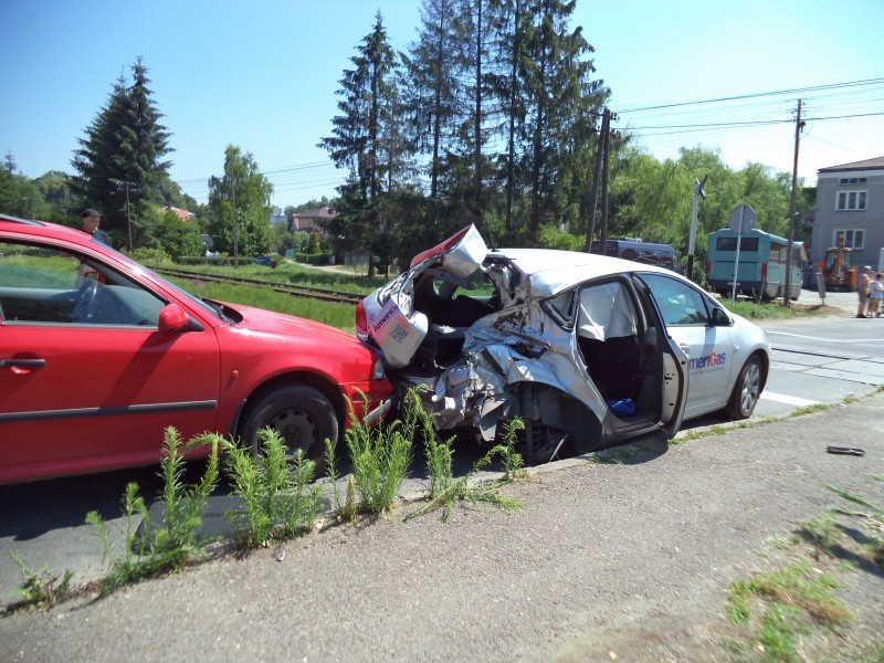 AKTUALIZACJA. Wypadek na Dąbrówce. Osobówka wjechała pod szynobus