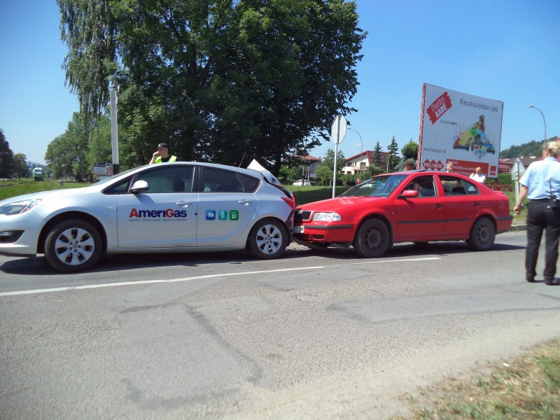 AKTUALIZACJA. Wypadek na Dąbrówce. Osobówka wjechała pod szynobus