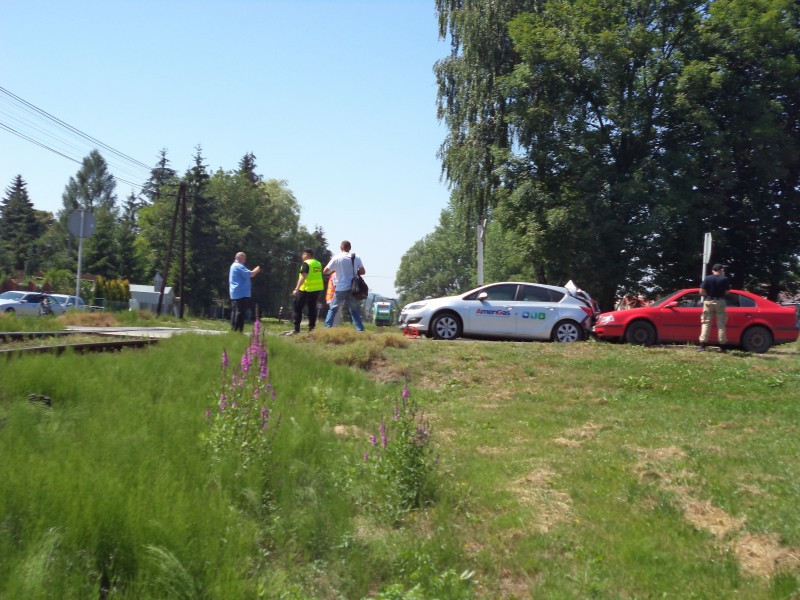 AKTUALIZACJA. Wypadek na Dąbrówce. Osobówka wjechała pod szynobus