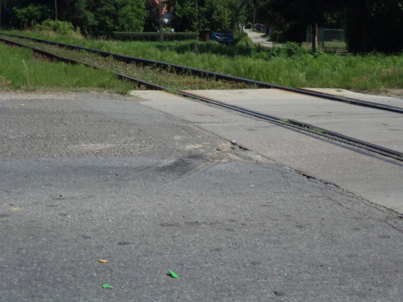 AKTUALIZACJA. Wypadek na Dąbrówce. Osobówka wjechała pod szynobus