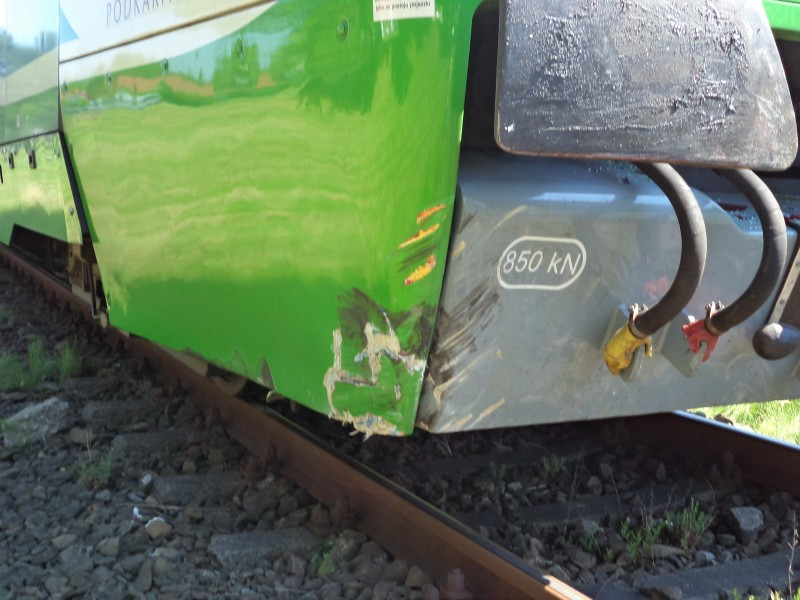 AKTUALIZACJA. Wypadek na Dąbrówce. Osobówka wjechała pod szynobus