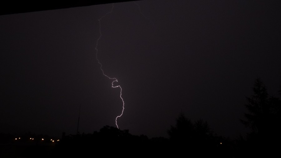 Nocna burza i pioruny w obiektywie internautki