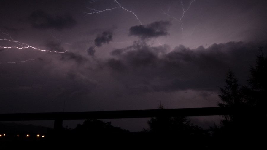 Nocna burza i pioruny w obiektywie internautki