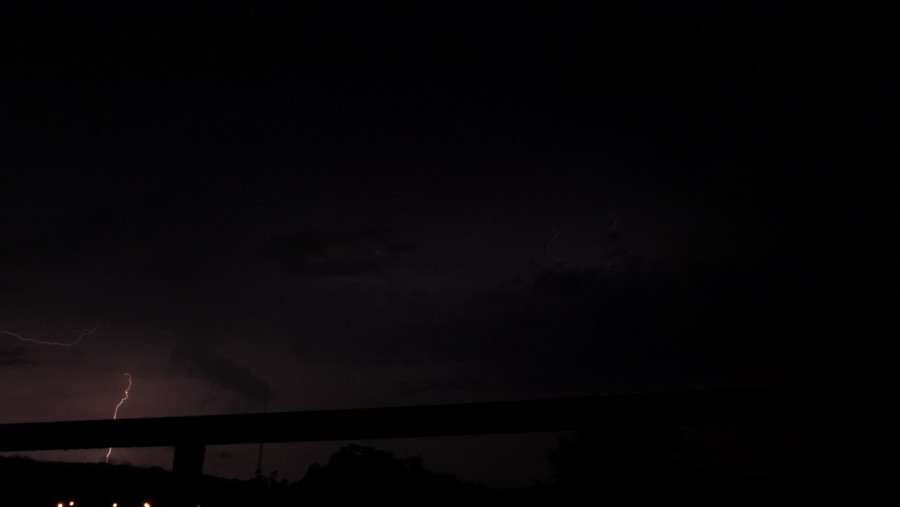 Nocna burza i pioruny w obiektywie internautki