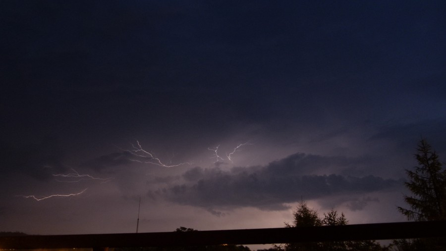Nocna burza i pioruny w obiektywie internautki