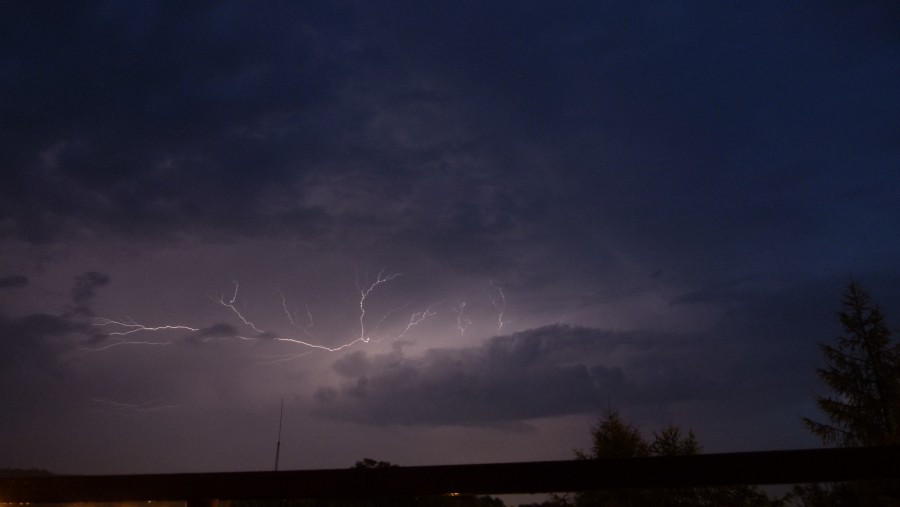 Nocna burza i pioruny w obiektywie internautki