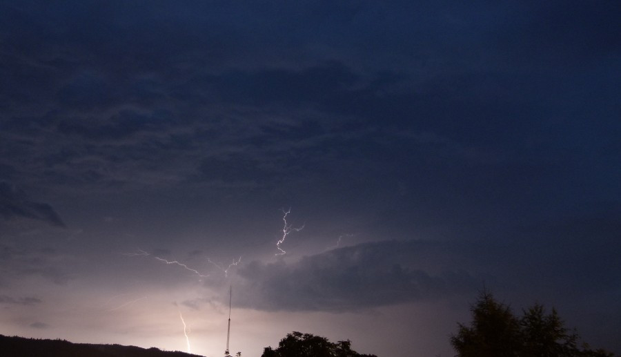 Nocna burza i pioruny w obiektywie internautki