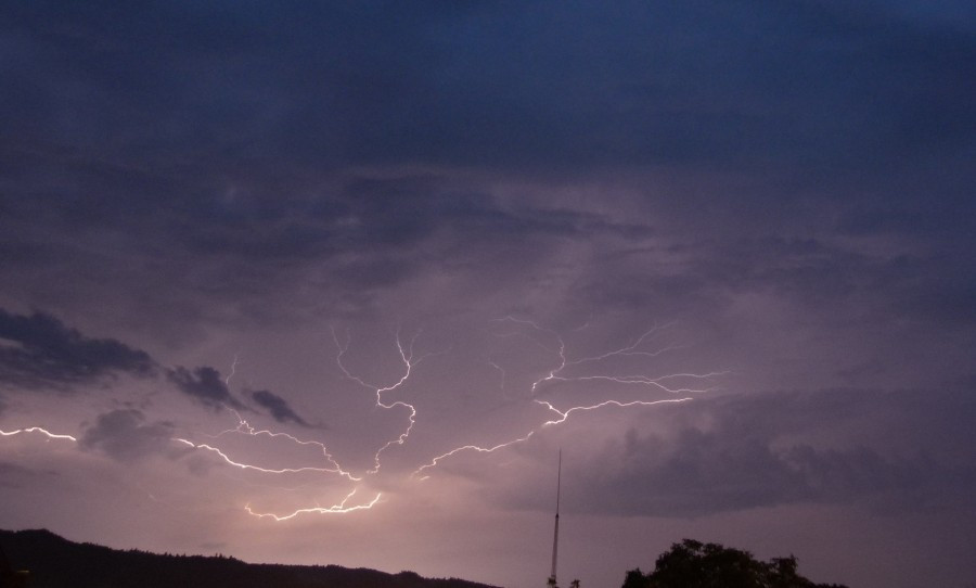 Nocna burza i pioruny w obiektywie internautki