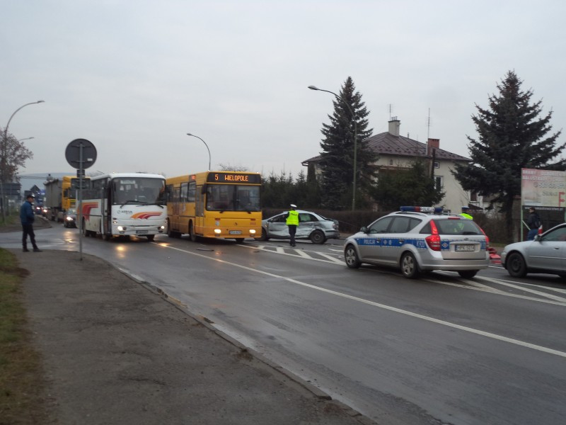 Zderzenie autobusu z osobówką. Wahadło na Krakowskiej
