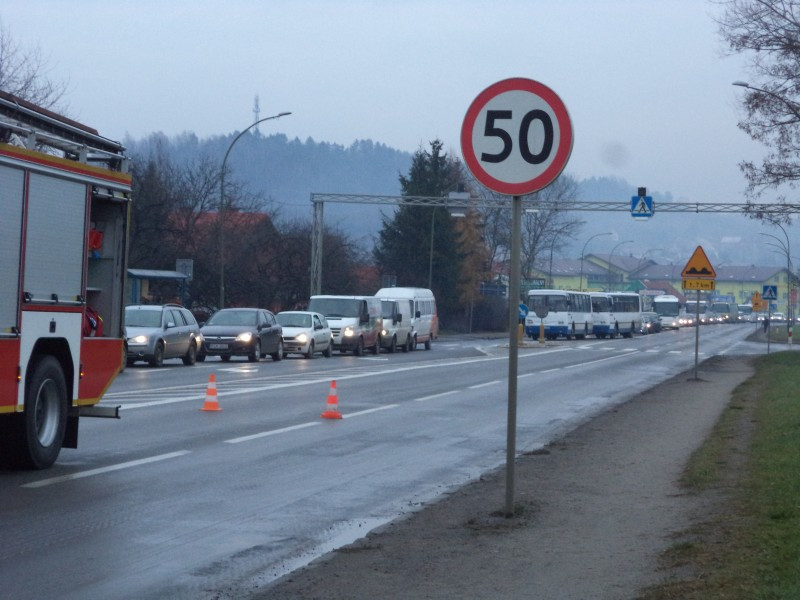Zderzenie autobusu z osobówką. Wahadło na Krakowskiej