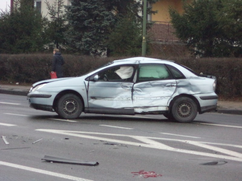 Zderzenie autobusu z osobówką. Wahadło na Krakowskiej
