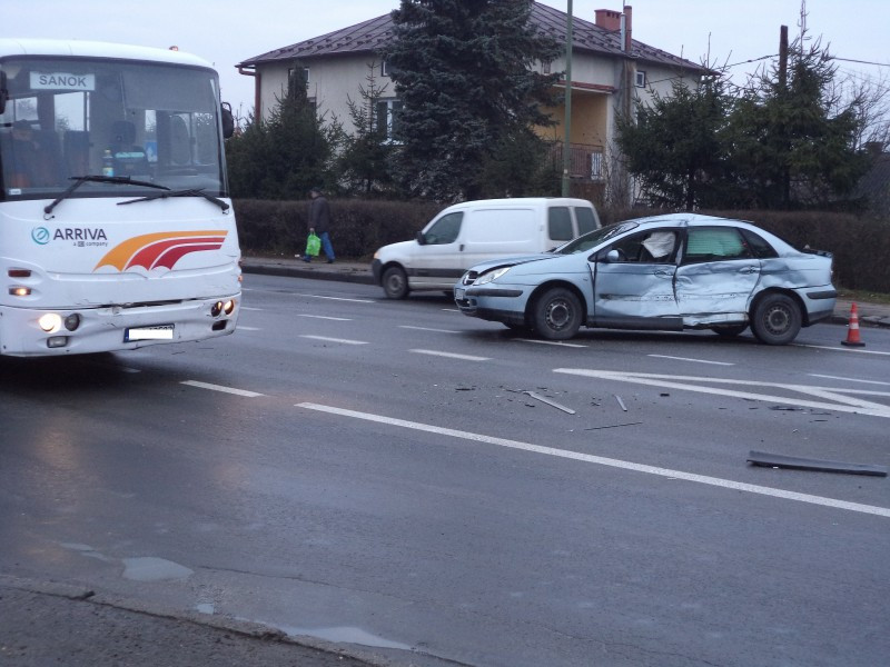 Zderzenie autobusu z osobówką. Wahadło na Krakowskiej