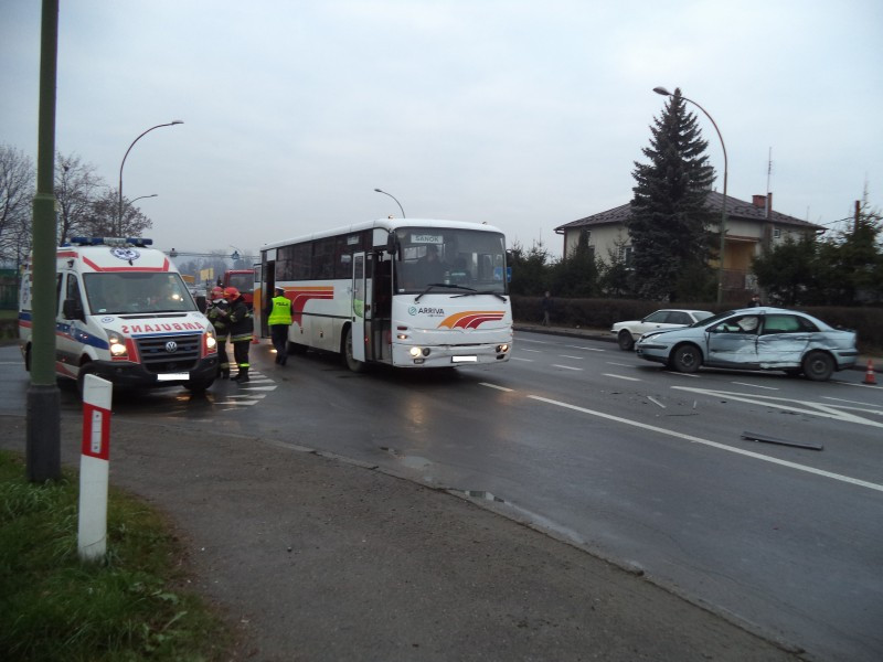 Zderzenie autobusu z osobówką. Wahadło na Krakowskiej