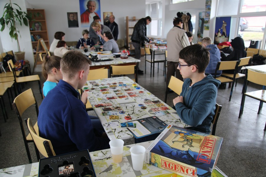Bawią, uczą, integrują. Moda na gry bez prądu, teraz także w Sanoku