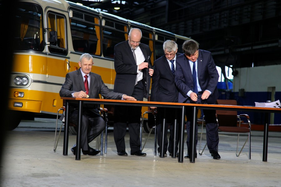 Nowa era Autosanu. Zbrojeniówka przejęła legendarną fabrykę autobusów [FOTORELACJA, WIDEO]