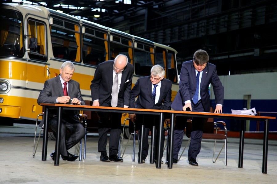 Nowa era Autosanu. Zbrojeniówka przejęła legendarną fabrykę autobusów [FOTORELACJA, WIDEO]