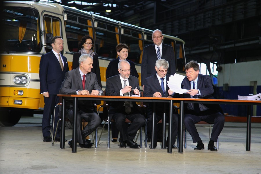 Nowa era Autosanu. Zbrojeniówka przejęła legendarną fabrykę autobusów [FOTORELACJA, WIDEO]