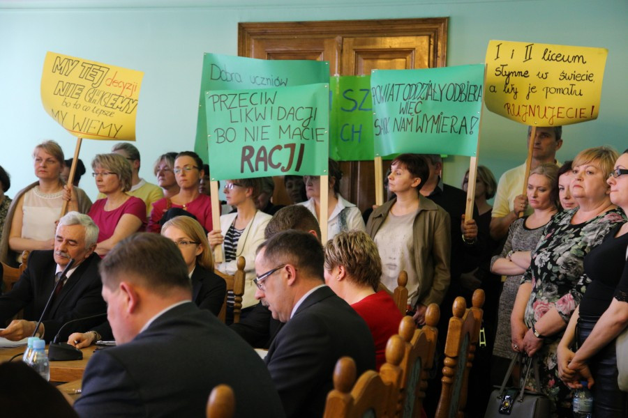 Awantura o licea. Nauczyciele kontra starosta [ZDJĘCIA, RELACJA WIDEO]