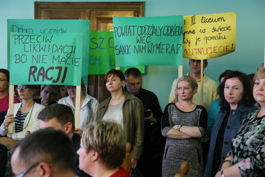 Awantura o licea. Nauczyciele kontra starosta [ZDJĘCIA, RELACJA WIDEO]