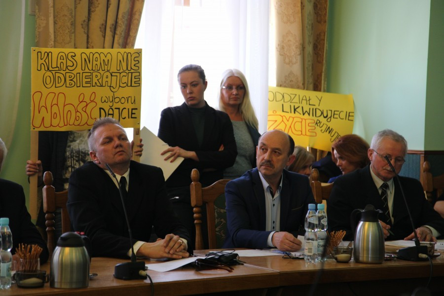 Awantura o licea. Nauczyciele kontra starosta [ZDJĘCIA, RELACJA WIDEO]