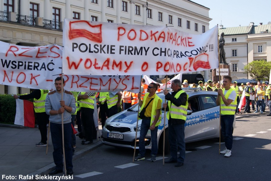 Zlecenia dla spółek miejskich bez przetargów? Śmieciarze protestują, także ci z Sanoka [ZDJĘCIA Z PROTESTU]