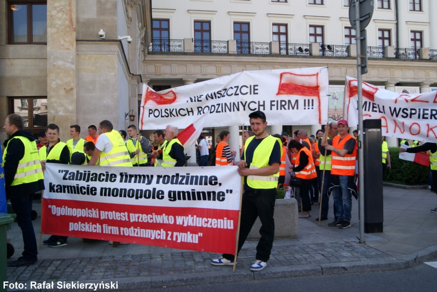 Zlecenia dla spółek miejskich bez przetargów? Śmieciarze protestują, także ci z Sanoka [ZDJĘCIA Z PROTESTU]