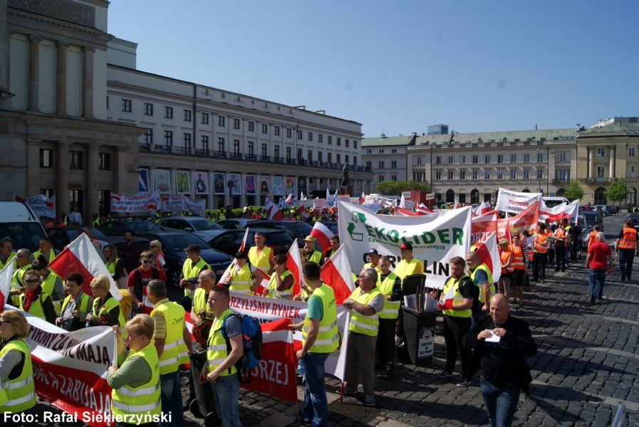 Zlecenia dla spółek miejskich bez przetargów? Śmieciarze protestują, także ci z Sanoka [ZDJĘCIA Z PROTESTU]