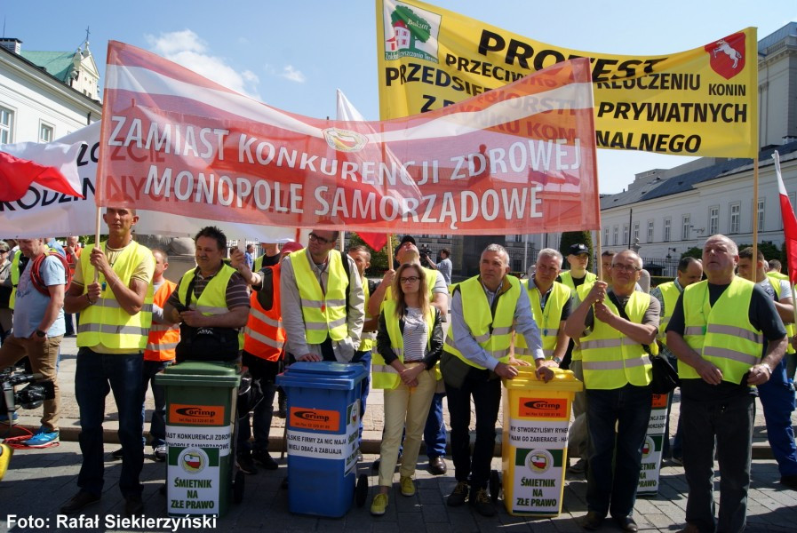 Zlecenia dla spółek miejskich bez przetargów? Śmieciarze protestują, także ci z Sanoka [ZDJĘCIA Z PROTESTU]