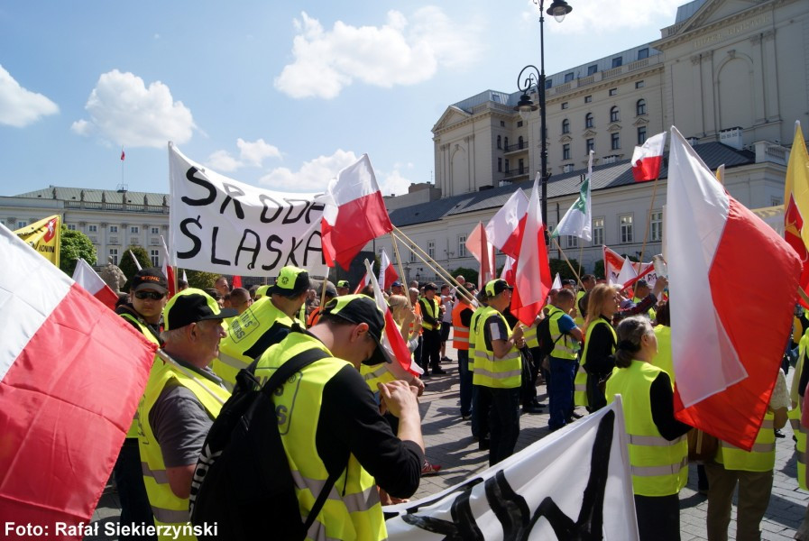 Zlecenia dla spółek miejskich bez przetargów? Śmieciarze protestują, także ci z Sanoka [ZDJĘCIA Z PROTESTU]